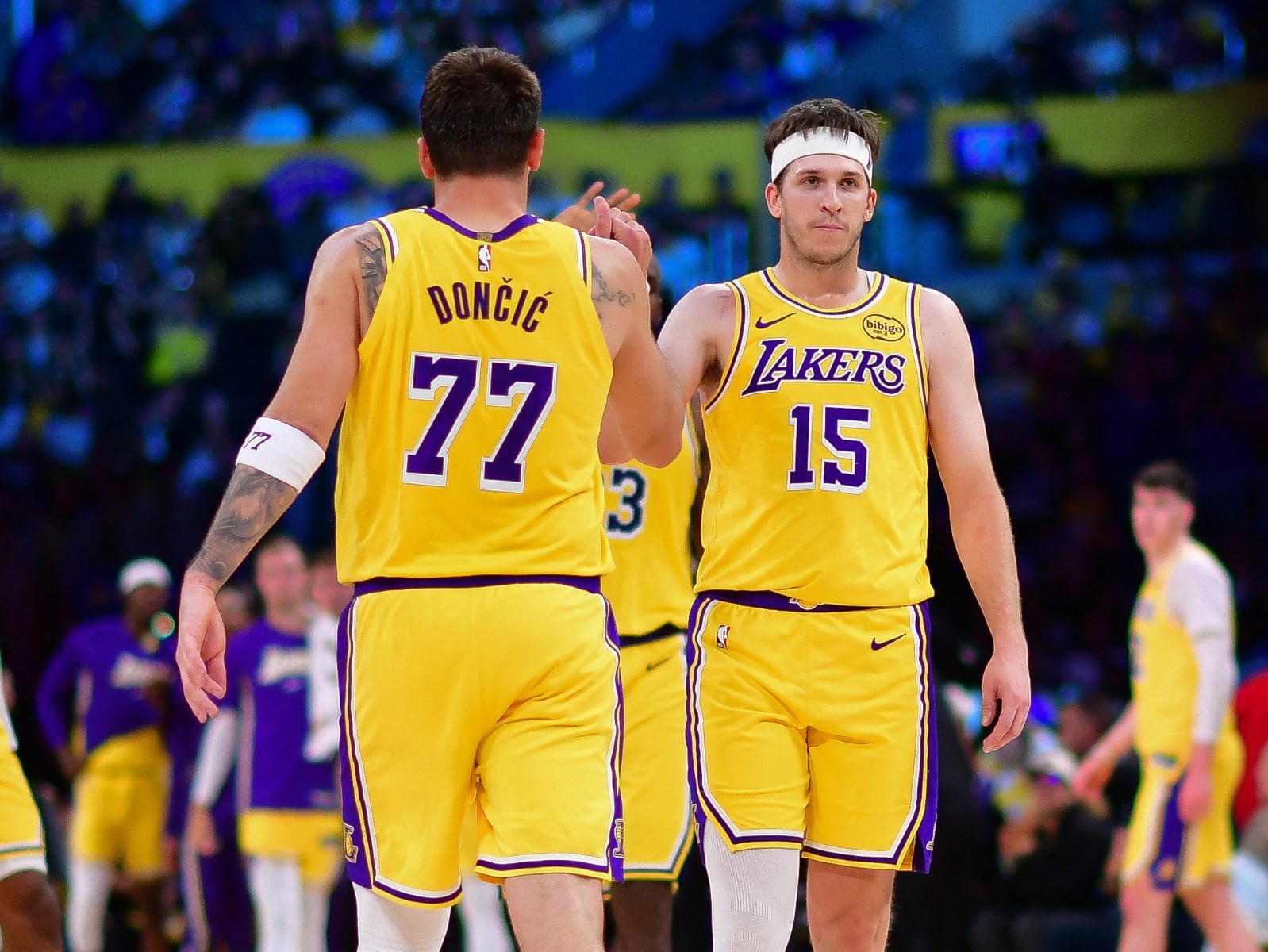 NBA／里夫斯 Austin Reaves 吐槽東契奇 Luka Doncic 語速太快聽不懂！場上懇求：「跟我講英文！」