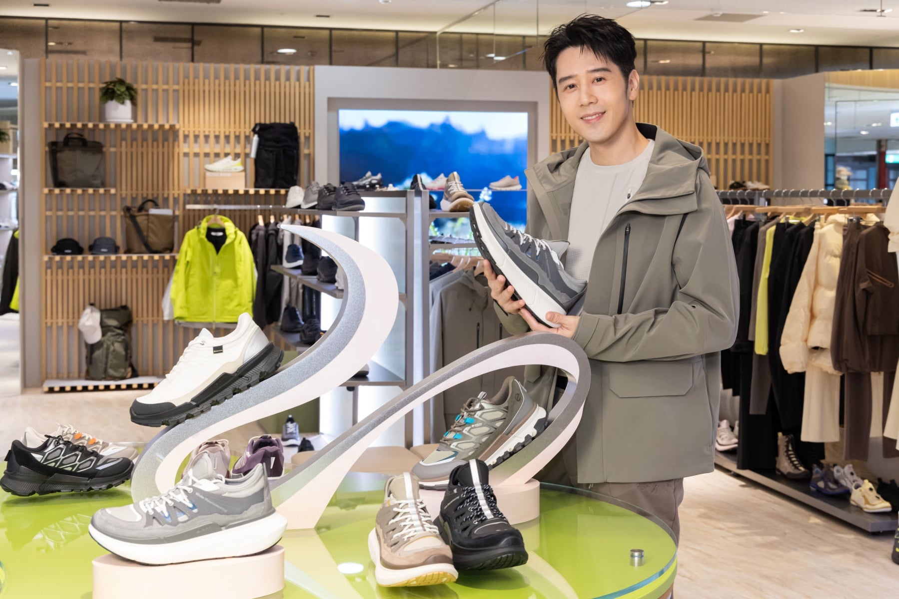 ECCO信義A8煥新登場!胡宇威上腳話題聯名鞋、Natacha Ramsay-Levi、Mountaineering系列獨家亮相!