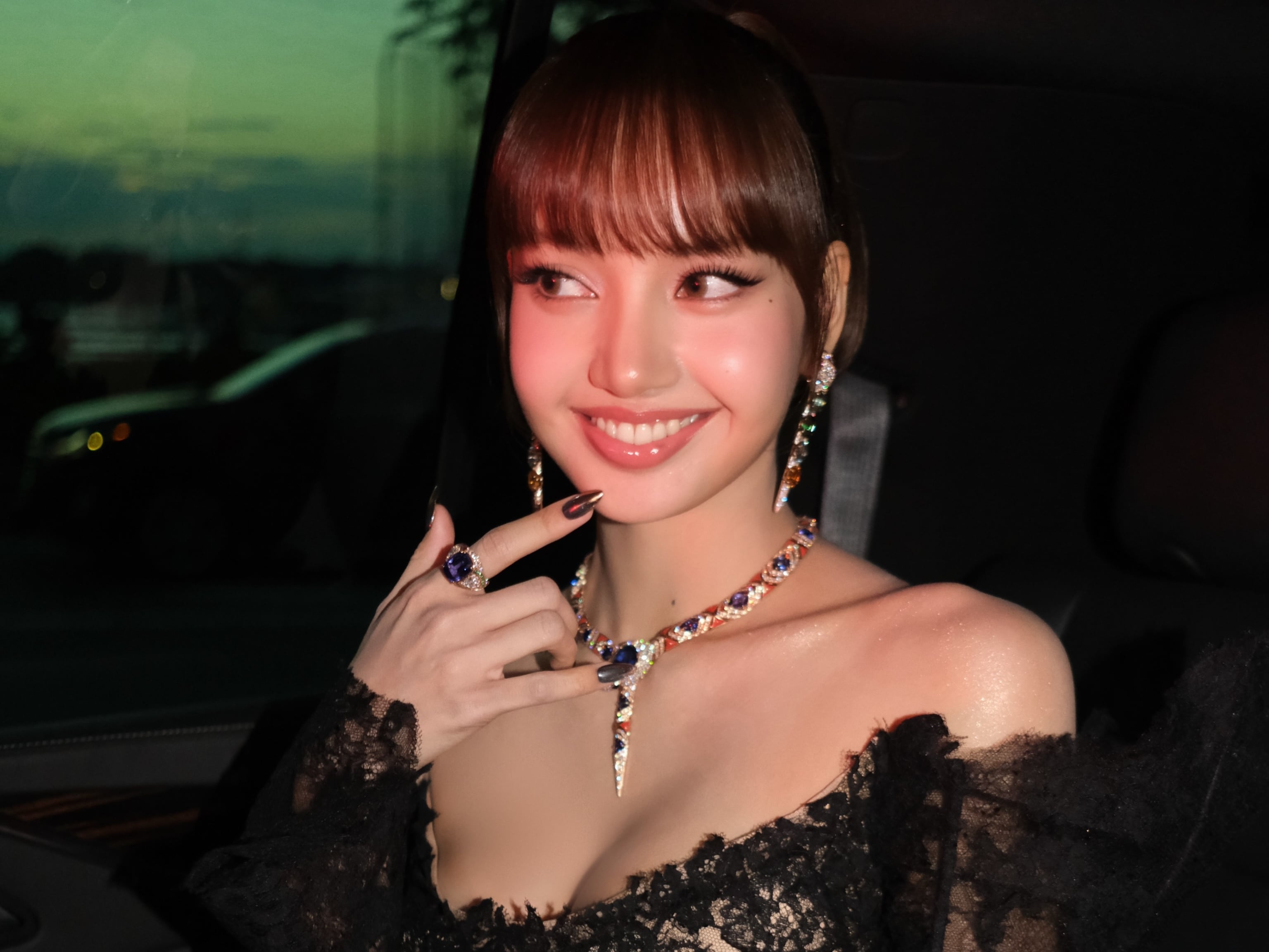 BLACKPINK Lisa 巴黎時裝週下車前關門掀熱議！背後可愛原因曝光！