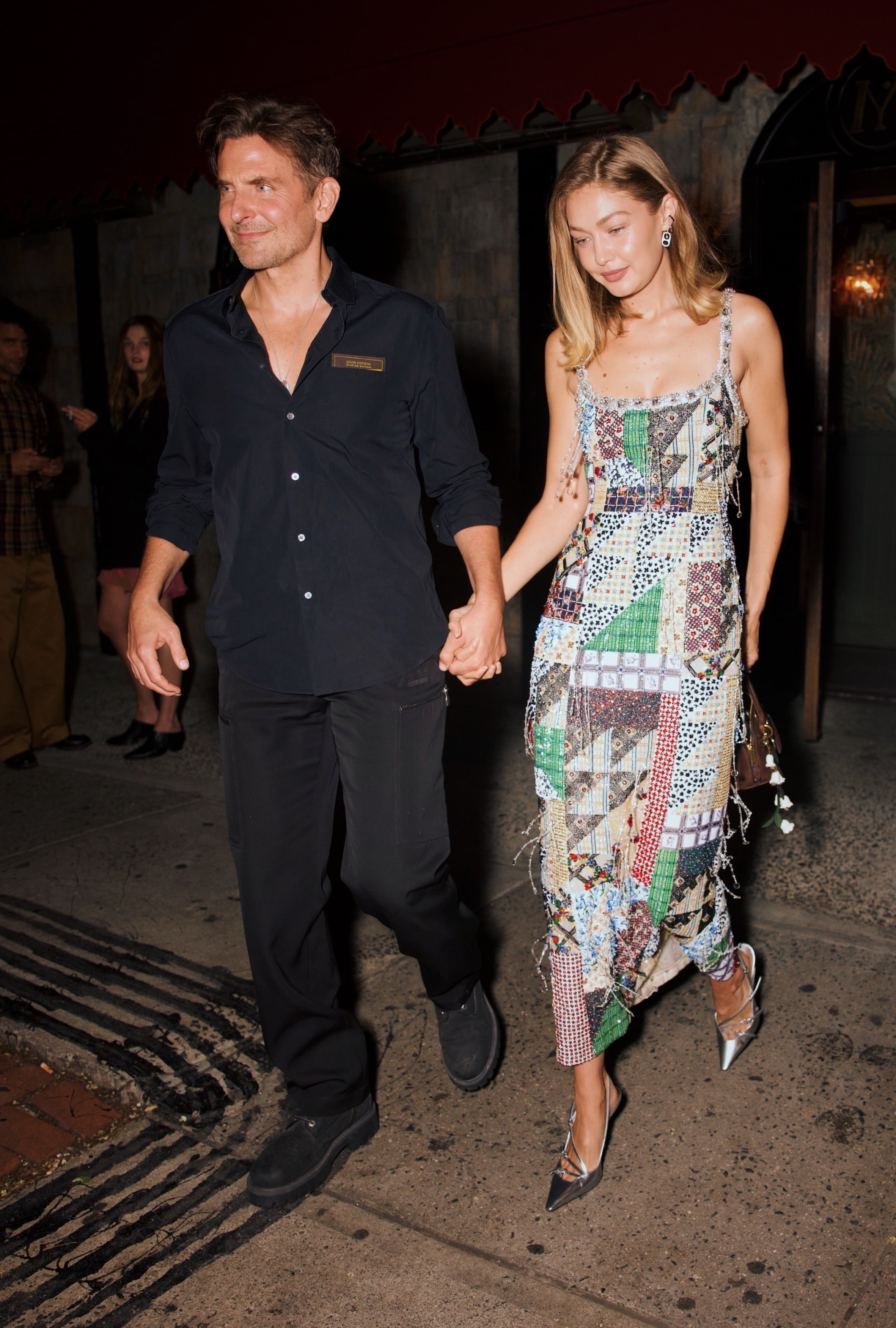 吉吉哈蒂德 Gigi Hadid、布萊德利庫柏 Bradley Cooper 巴黎約會！左手同款金戒指掀婚訊猜測！