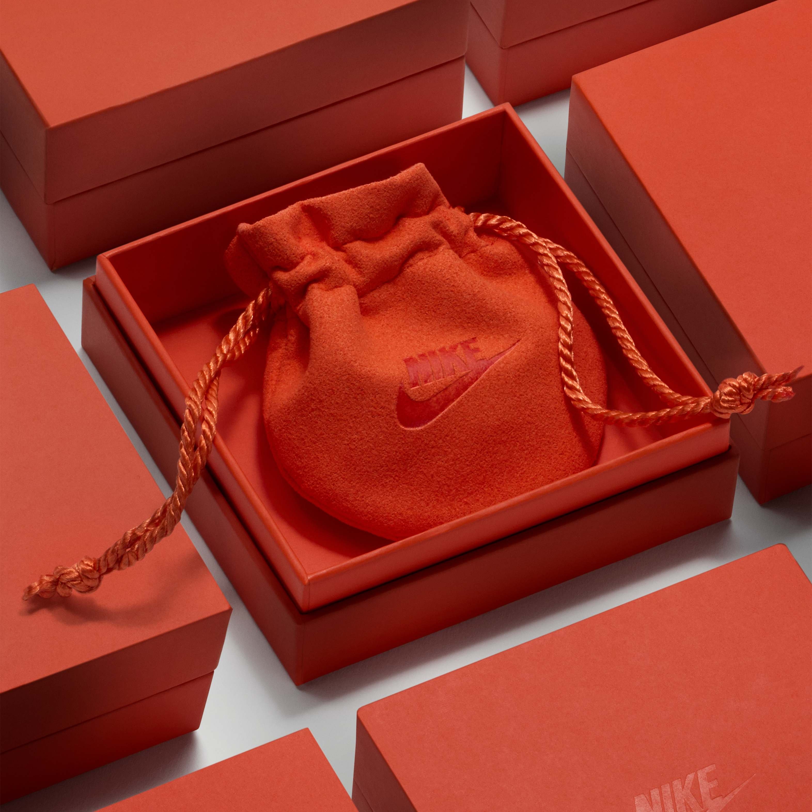 Nike 連珠寶都開始玩了！Air Force 1 鑽石項鍊曝光，一條竟要價 18 萬台幣？