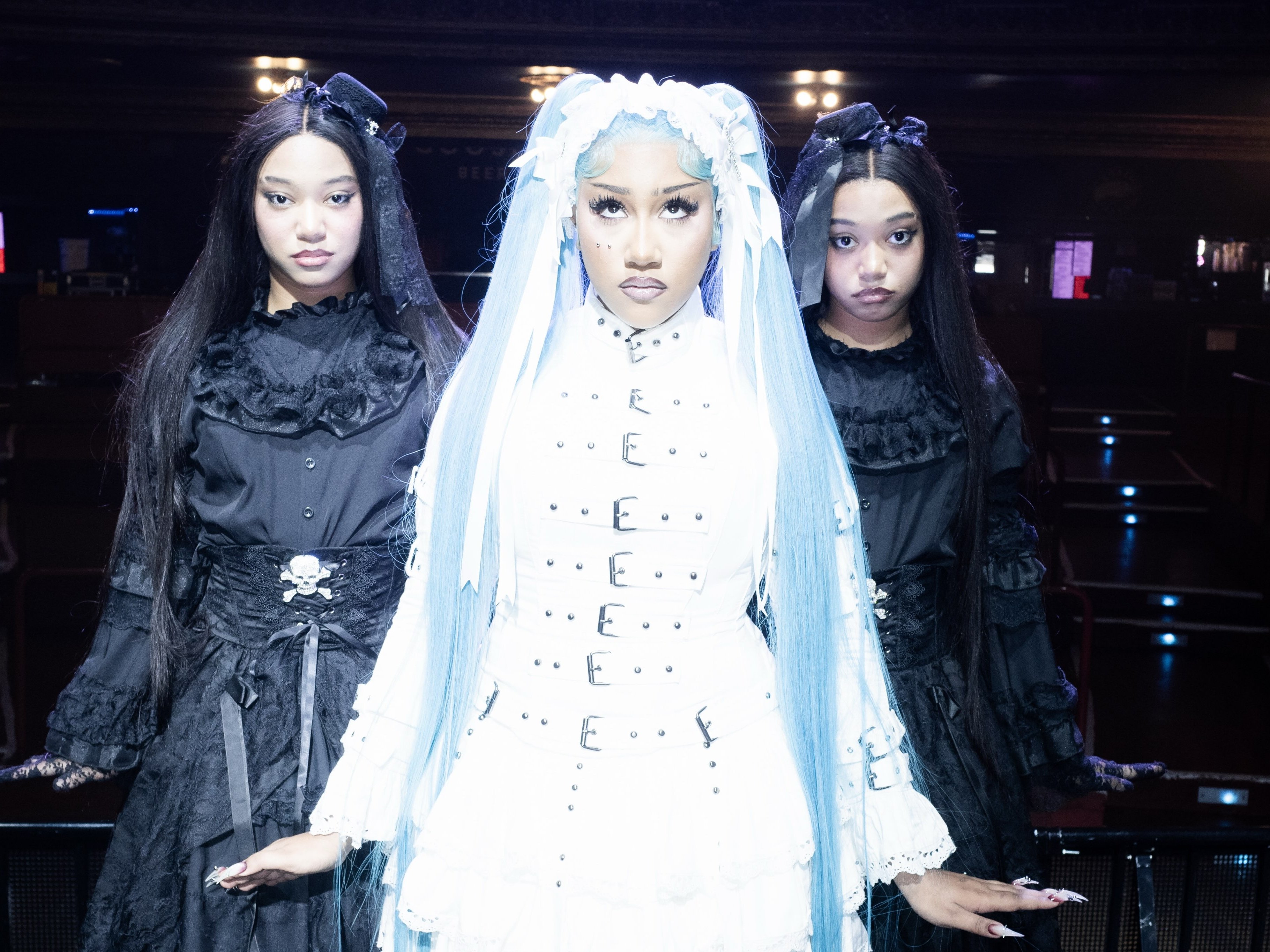 肯爺 Kanye West、金卡戴珊 Kim Kardashian 13 歲女兒西北 North West 亮相！藍髮配金屬牙飾，假穿孔造型掀討論！