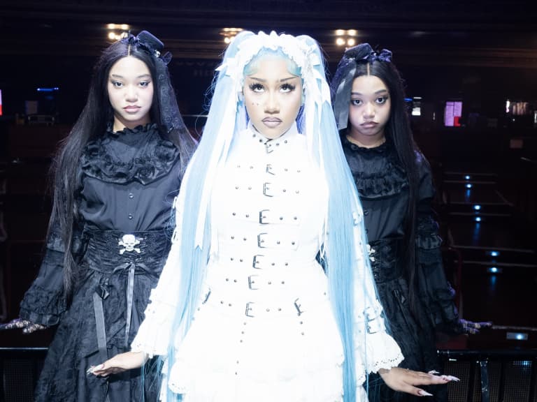肯爺 Kanye West、金卡戴珊 Kim Kardashian 13 歲女兒西北 North West 亮相！藍髮配金屬牙飾，假穿孔造型掀討論！