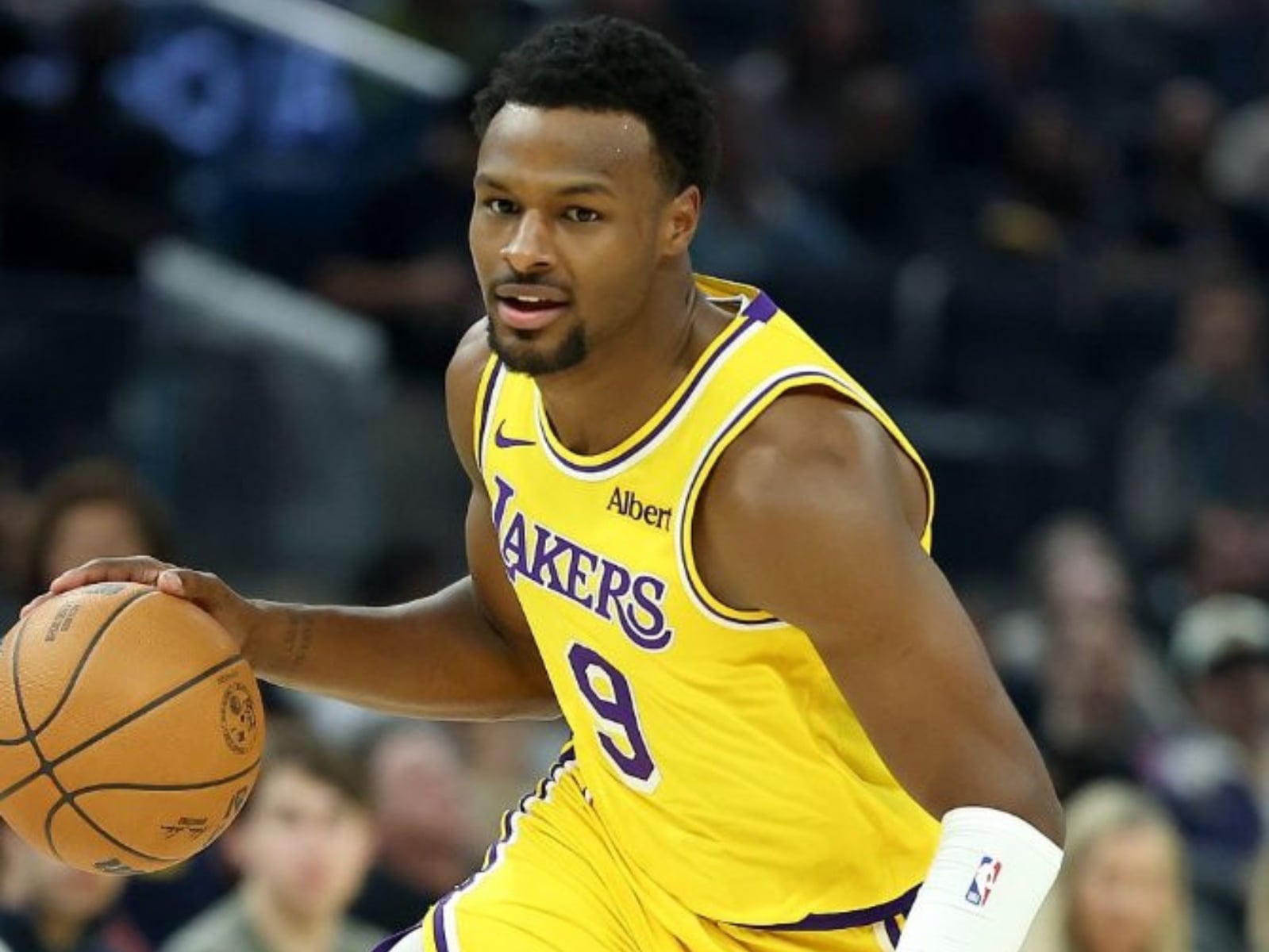 NBA／Bronny 進攻推 Curry 被抓進攻犯規！兩人都「笑出來」畫面引球迷熱議！