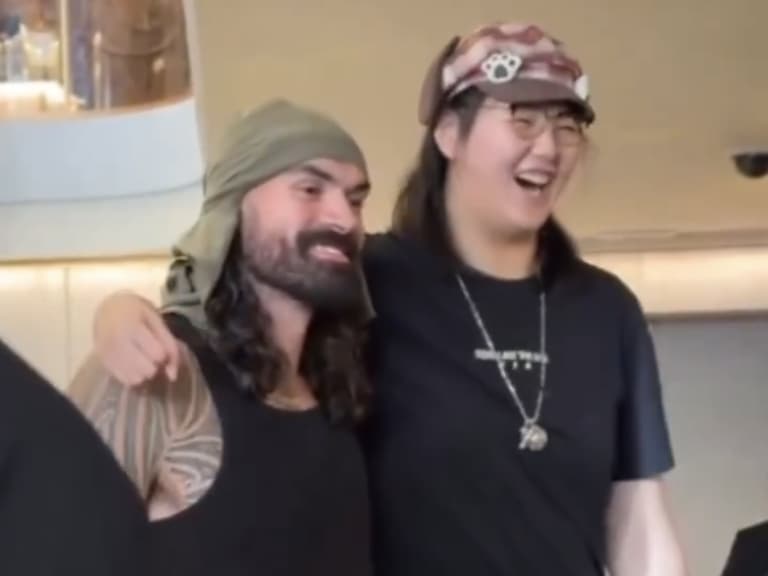NBA / 水行俠 Steven Adams 遇到 223 公分「女姚明」張子宇瞬間變小隻！主動合照反差萌畫面笑翻球迷！