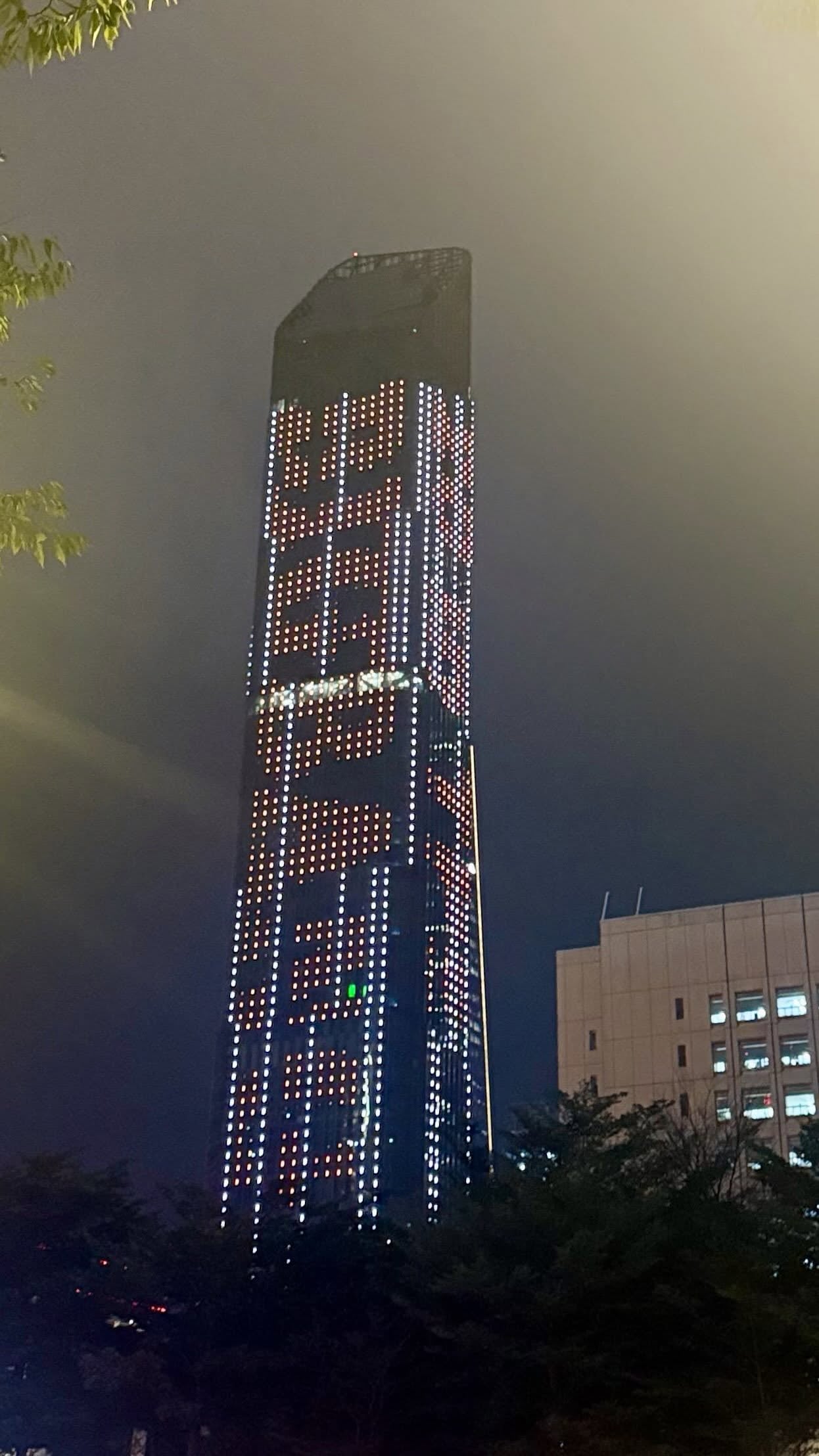 BIGBANG 大巨蛋演唱會開唱!台北打卡點總整理:大型皇冠手燈、捷運應援車廂⋯快筆記!