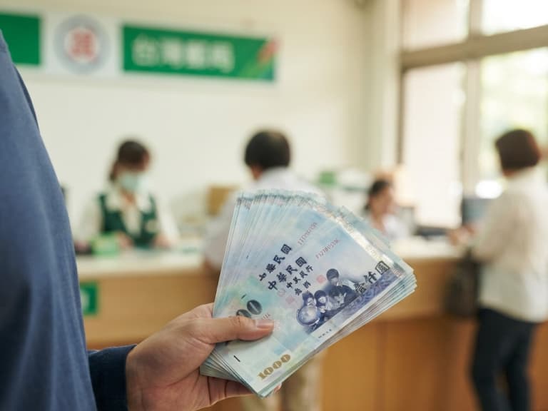 2027 普發 1 萬元什麼時候領？入帳時間、登記流程、ATM 郵局領取方式一次看！