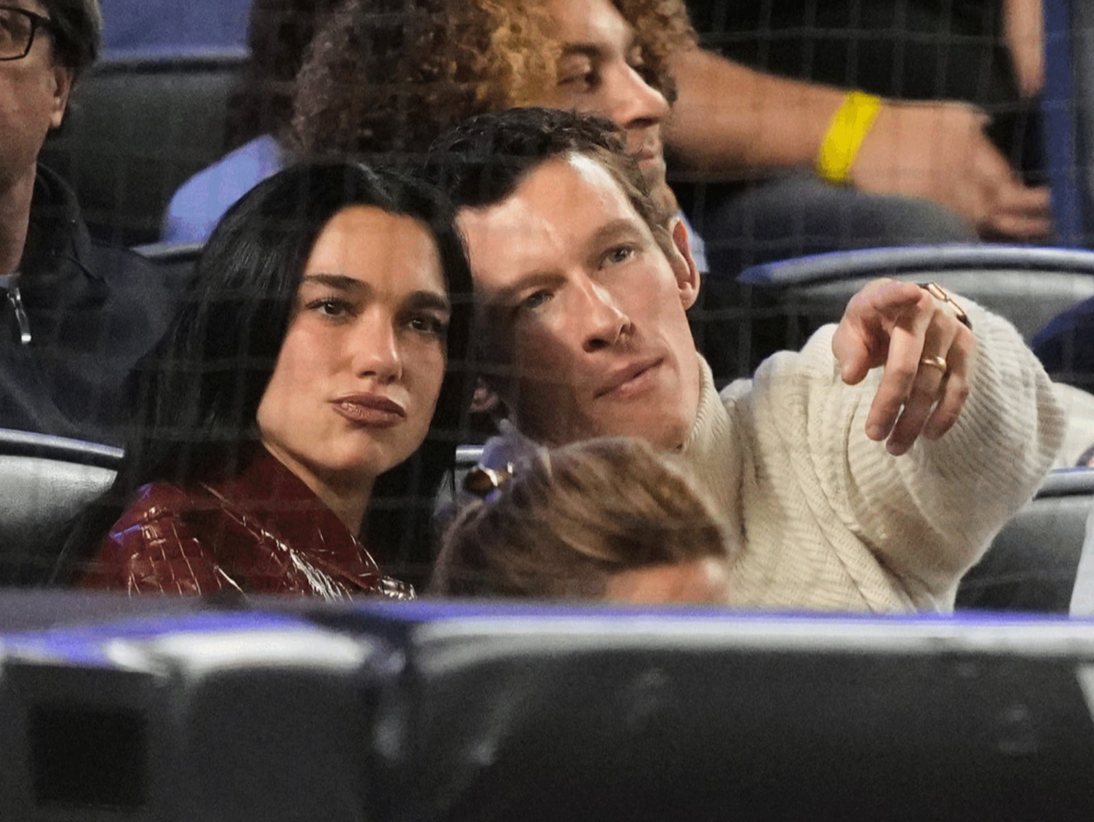 杜娃黎波 Dua Lipa 與丈夫現身洋基球場看季後賽！三振後與球迷擊掌，敵對球迷都來搭話！