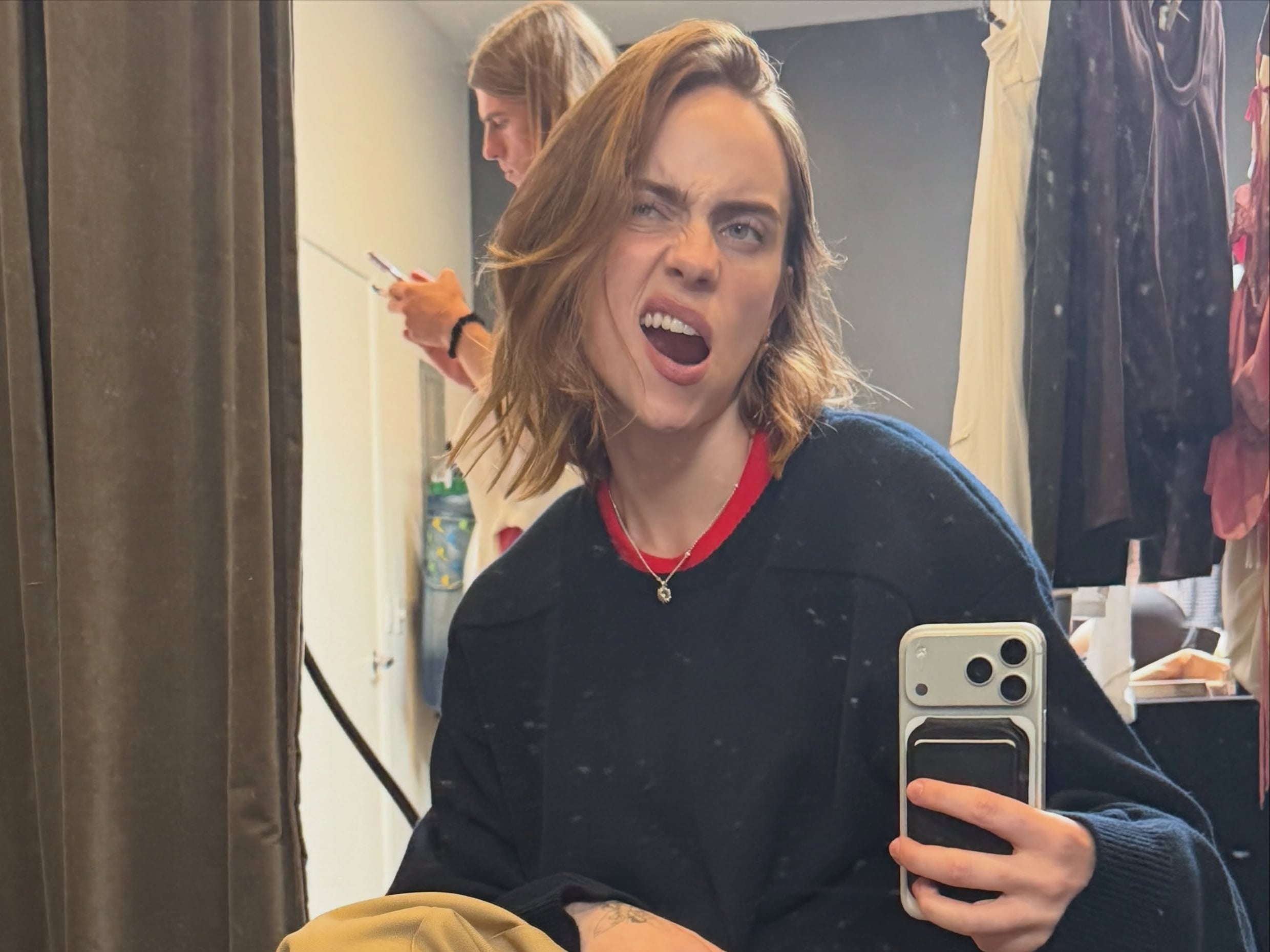 怪奇比莉 Billie Eilish 秋天換新髮色！焦糖薑橘短髮 IG 曝光，粉絲直呼：「認不出來！」