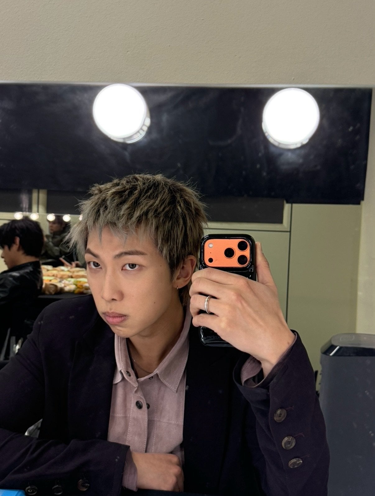 BTS RM 巡演遭粉絲守飯店!親自發文警告:「這樣大家都無法休息!」