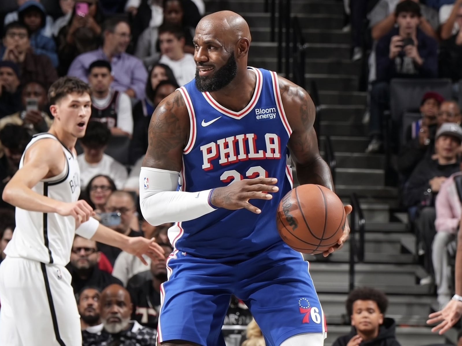 NBA／詹姆斯正式迎來 76人隊首秀！上演高難度「不看人傳球」驚艷全場！
