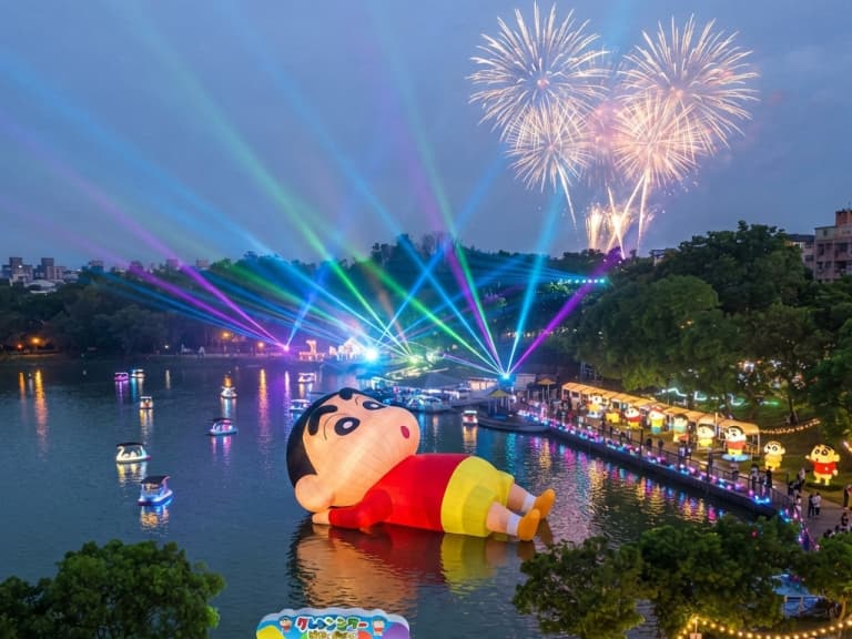 青草湖秋焰祭巨型蠟筆小新躺上湖面！6場煙火、9大打卡點與交管8天一次看！