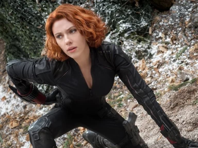 史嘉蕾喬韓森 Scarlett Johansson 倫敦影展紅毯美翻！鮮紅禮服露出花卉背部刺青曝光！