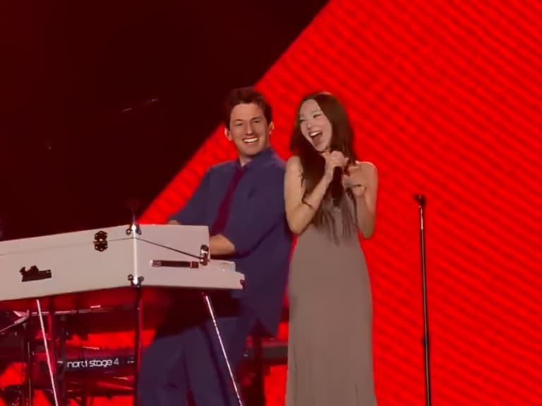 CP 查理 Charlie Puth 與 TWICE 娜璉同台畫面曝光！驚喜合唱《不再甜蜜》嗨翻 3.8 萬人！