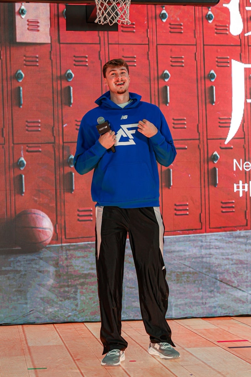 NBA 中國賽直擊|Cooper Flagg 採訪完整回顧!加入 NB 是因為家庭、透露剛學會雜耍丟球?
