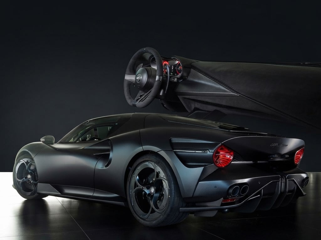 義大利 Alfa Romeo 33 Stradale「黑珍珠」限量版曝光！蝙蝠車既視感 車主專屬座椅全客製