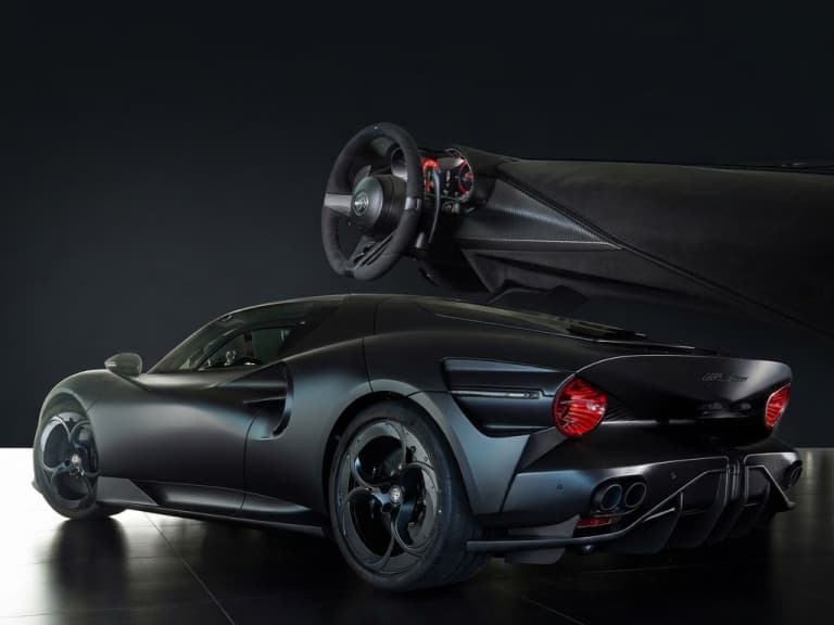 義大利 Alfa Romeo 33 Stradale「黑珍珠」限量版曝光！蝙蝠車既視感 車主專屬座椅全客製