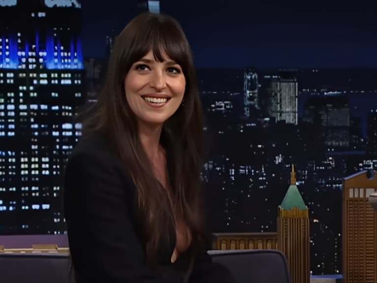 達珂塔強生 Dakota Johnson 傳熱戀機關槍凱利！親友憂心他是「長不大的壞男孩」！