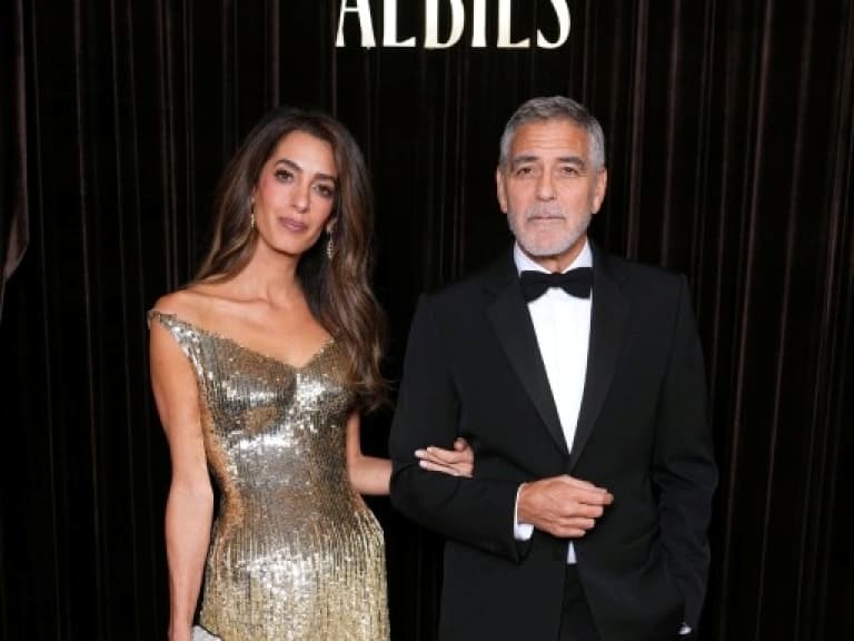 布萊德彼特 Brad Pitt 吐槽喬治克隆尼 George Clooney 不會跳舞！阿邁勒克隆尼笑喊：「誹謗！」