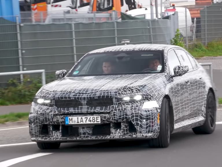 BMW M5 小改款紐柏林測試曝光！新世代車頭設計、全景 iDrive 一次跟進！