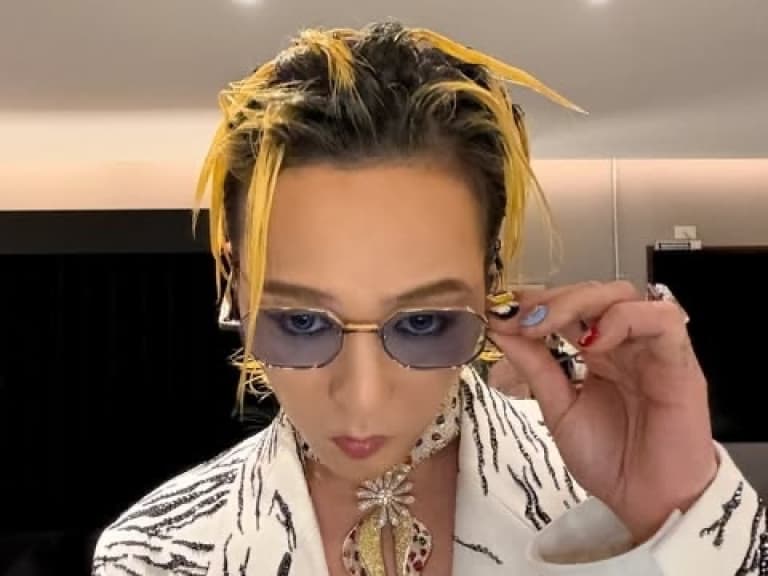 GD 權志龍演唱會後台 IG 照曝光！白色外套搭金髮，濃烈眼妝加彩瞳引熱議！