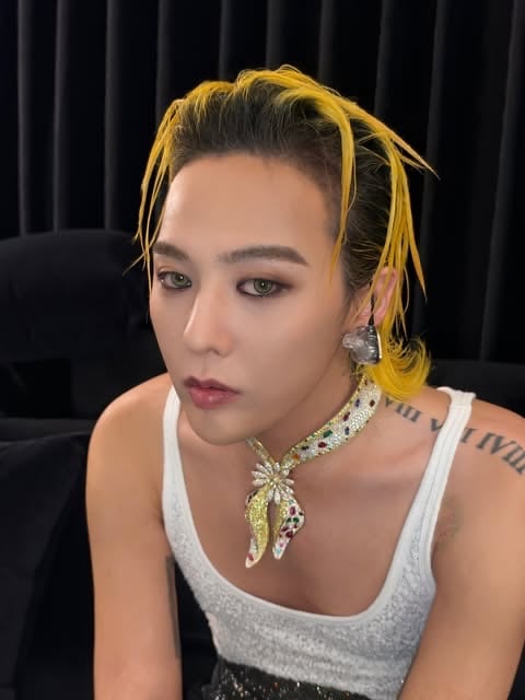 GD 權志龍演唱會後台 IG 照曝光!白色外套搭金髮,濃烈眼妝加彩瞳引熱議!