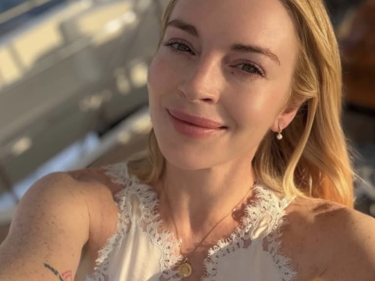 琳賽蘿涵 Lindsay Lohan 重現《天生一對》經典角色！迎接 40 歲生日，28 年後再掀回憶殺！