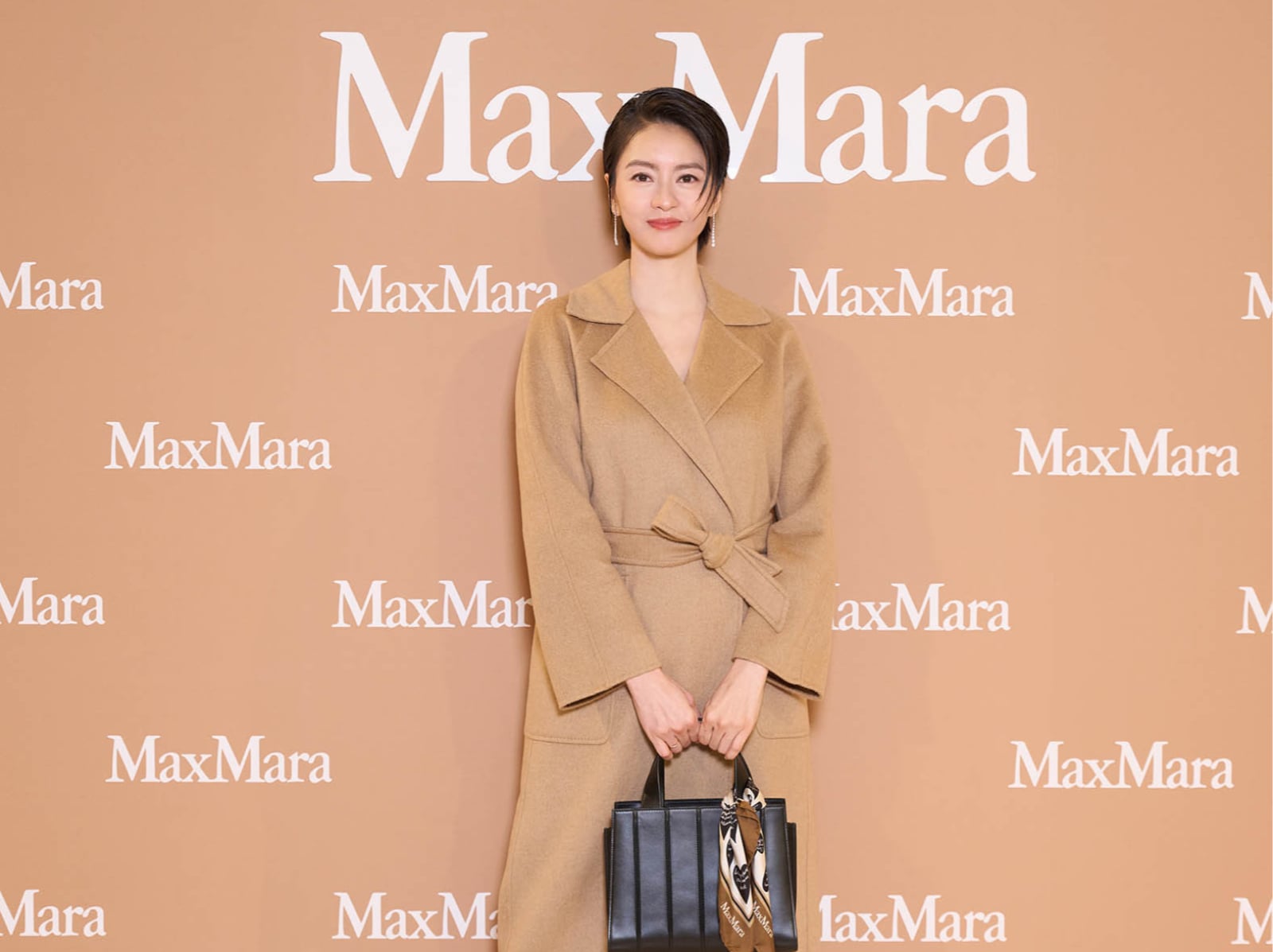 2026 秋冬流行穿搭新品推薦！梁詠琪現身 Max Mara 開金嗓唱〈短髮〉掀回憶殺⋯最新時尚趨勢與品牌話題一次看！