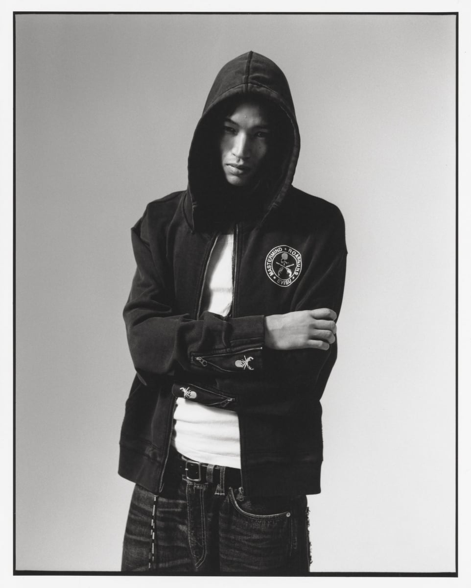 EVISU × MASTERMIND JAPAN × ROARGUNS 三方聯名正式登場!暗黑丹寧、骷髏與雙槍元素一次集結