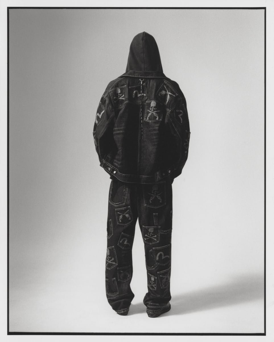 EVISU × MASTERMIND JAPAN × ROARGUNS 三方聯名正式登場!暗黑丹寧、骷髏與雙槍元素一次集結