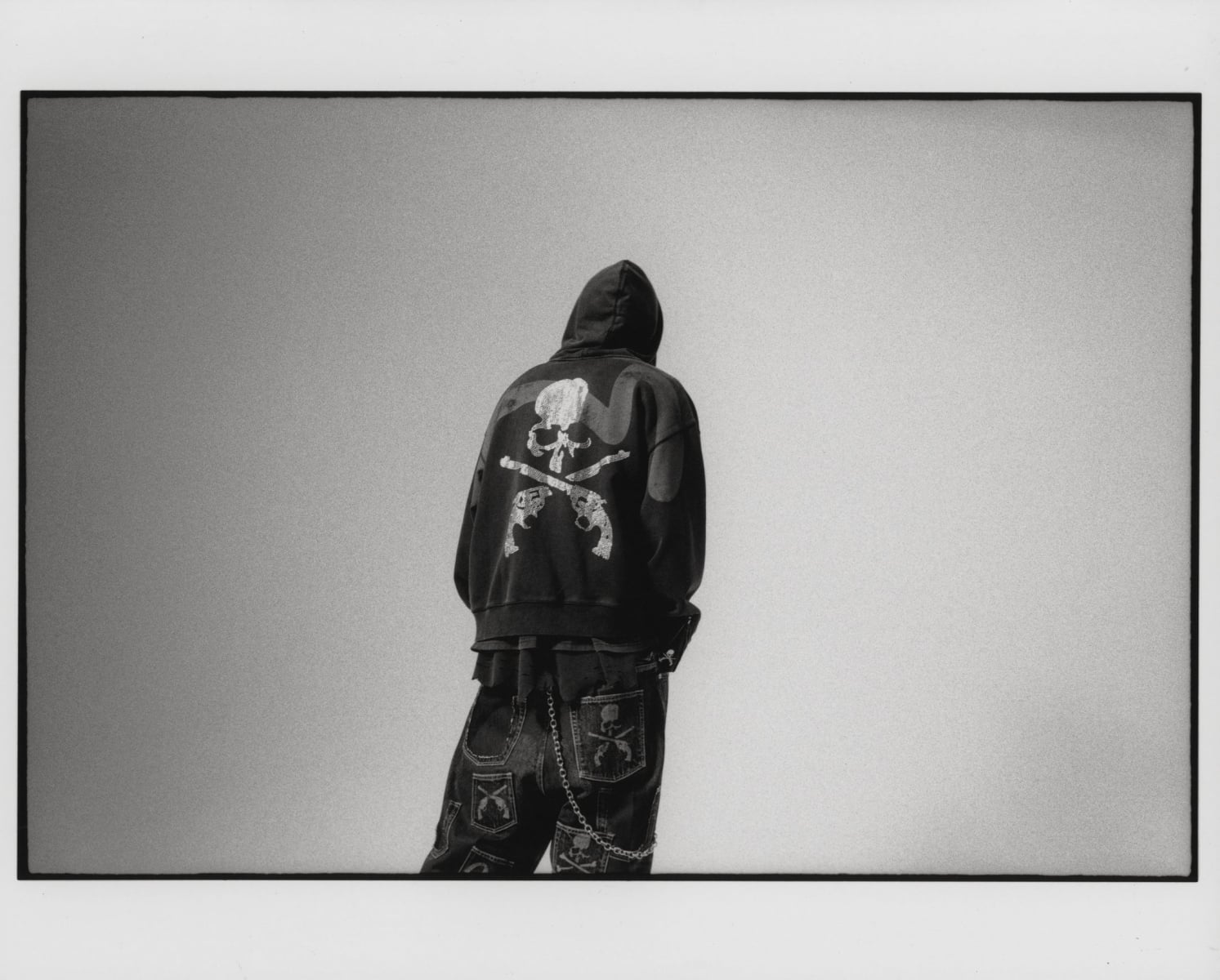 EVISU × MASTERMIND JAPAN × ROARGUNS 三方聯名正式登場!暗黑丹寧、骷髏與雙槍元素一次集結