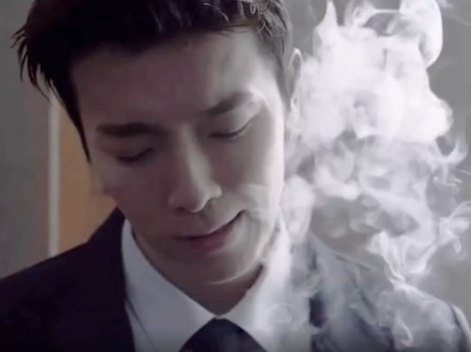 Super Junior 東海為戲抽菸畫面翻紅！網喊：「好想看他演斯文反派！」