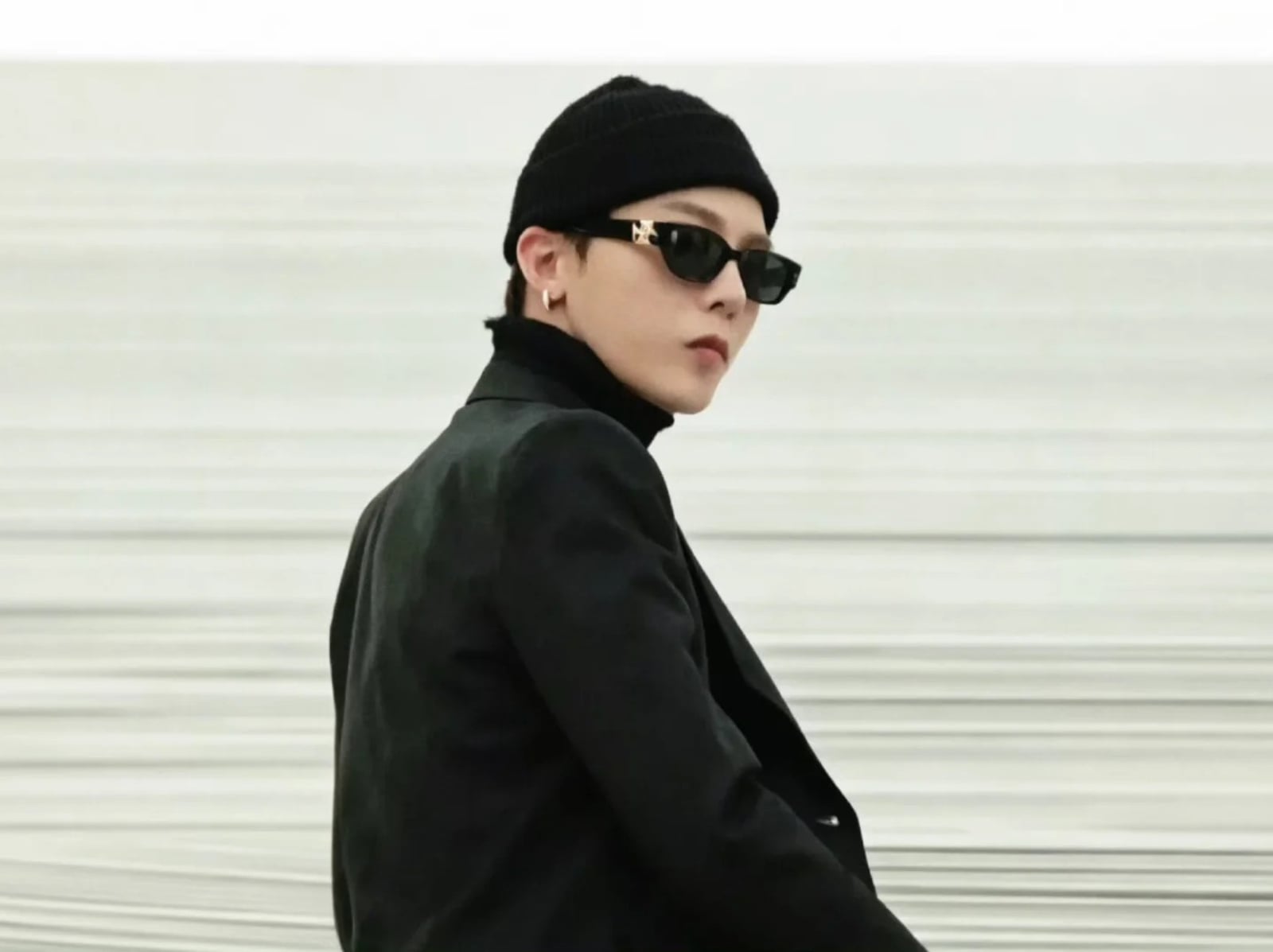 GD 權志龍登場 D 社預告片！天王氣場全開，網驚：「真的不是 2016 年嗎？」