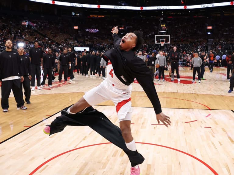 NBA／Scottie Barnes 灌籃「褲子掉落」畫面遭瘋傳！本人無奈「為什麼要搞我啊兄弟！」
