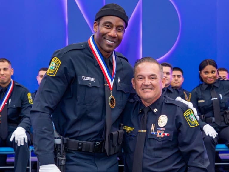 NBA／名人堂球星 Amar’e Stoudemire 完成 11 個月訓練！208 公分新身分正式加入校園警察