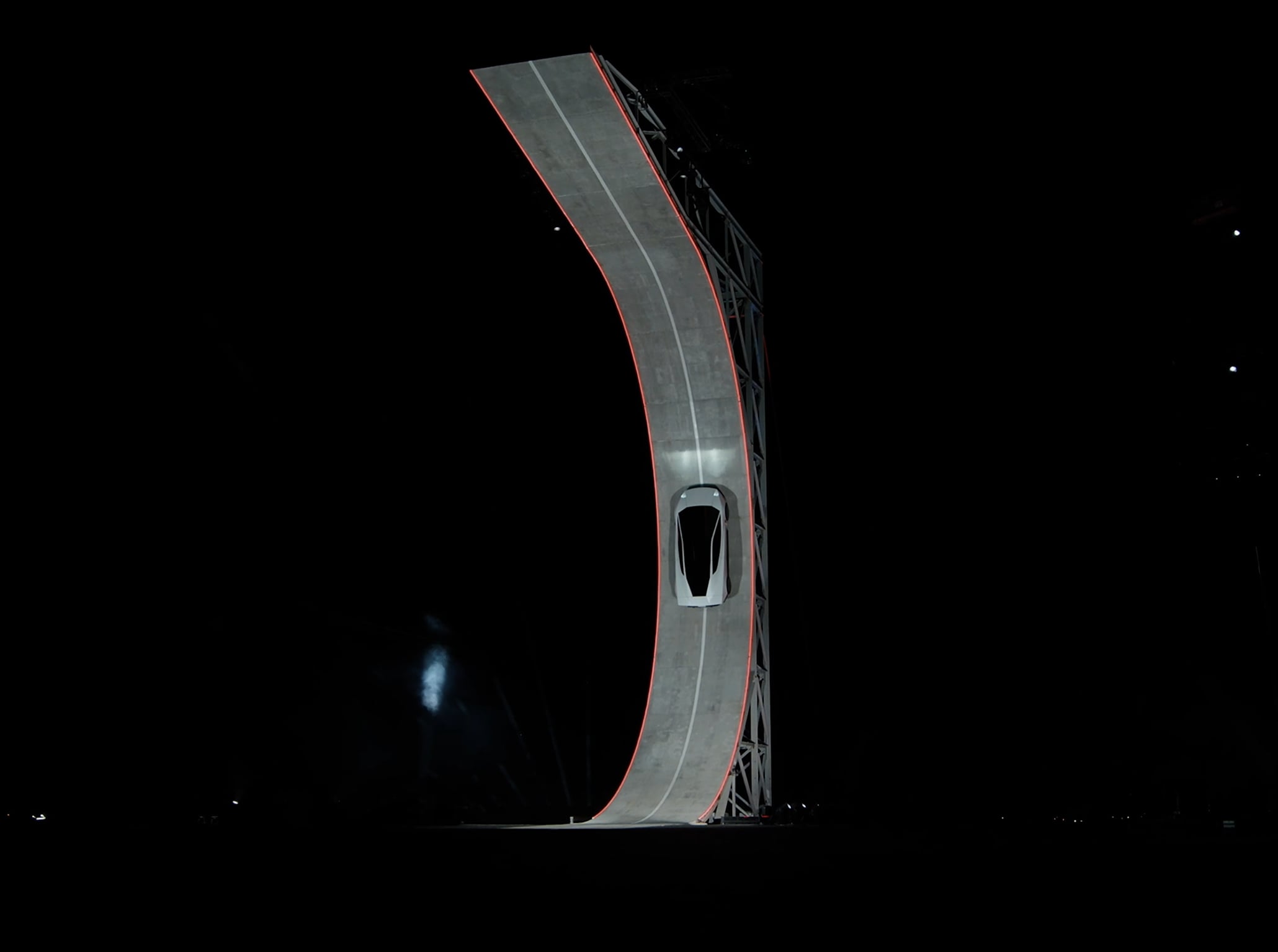 Tesla 第二代 Roadster 終於正式亮相!真的能「飛」之外,還靠風扇吸地、挑戰 2G 過彎!