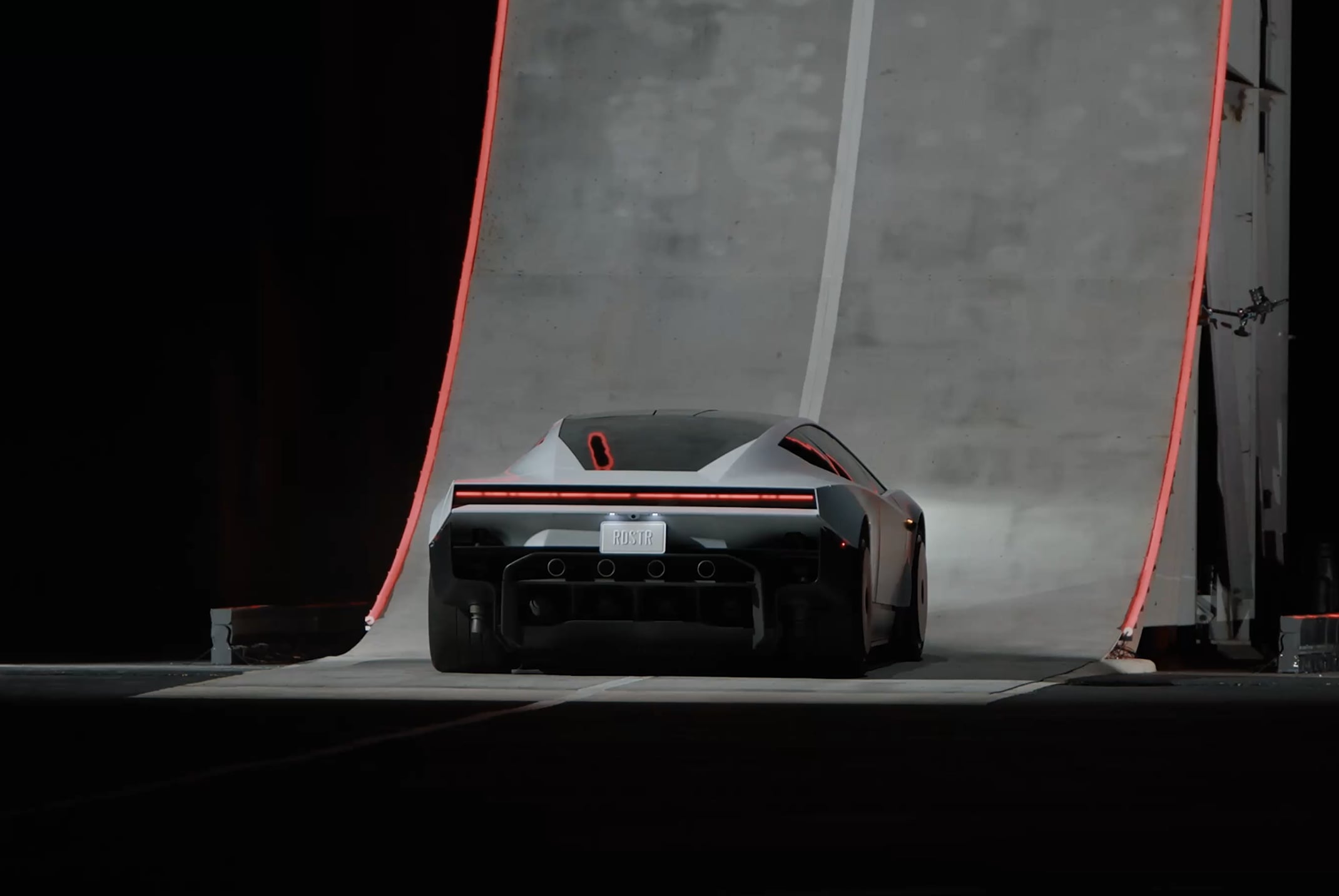 Tesla 第二代 Roadster 終於正式亮相!真的能「飛」之外,還靠風扇吸地、挑戰 2G 過彎!