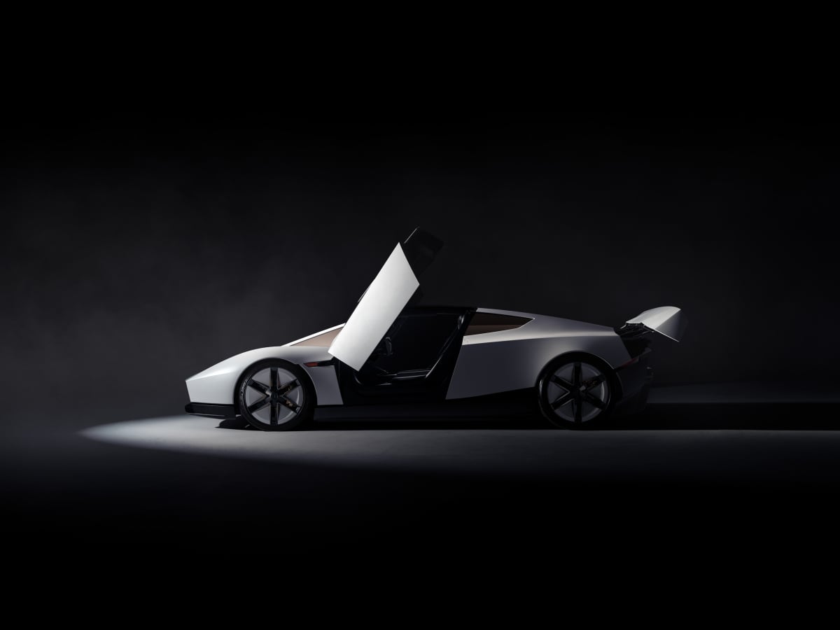 Tesla 第二代 Roadster 終於正式亮相！真的能「飛」之外，還靠風扇吸地、挑戰 2G 過彎！