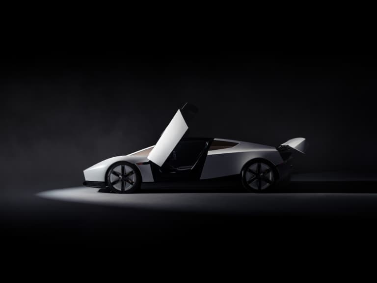 Tesla 第二代 Roadster 終於正式亮相！真的能「飛」之外，還靠風扇吸地、挑戰 2G 過彎！