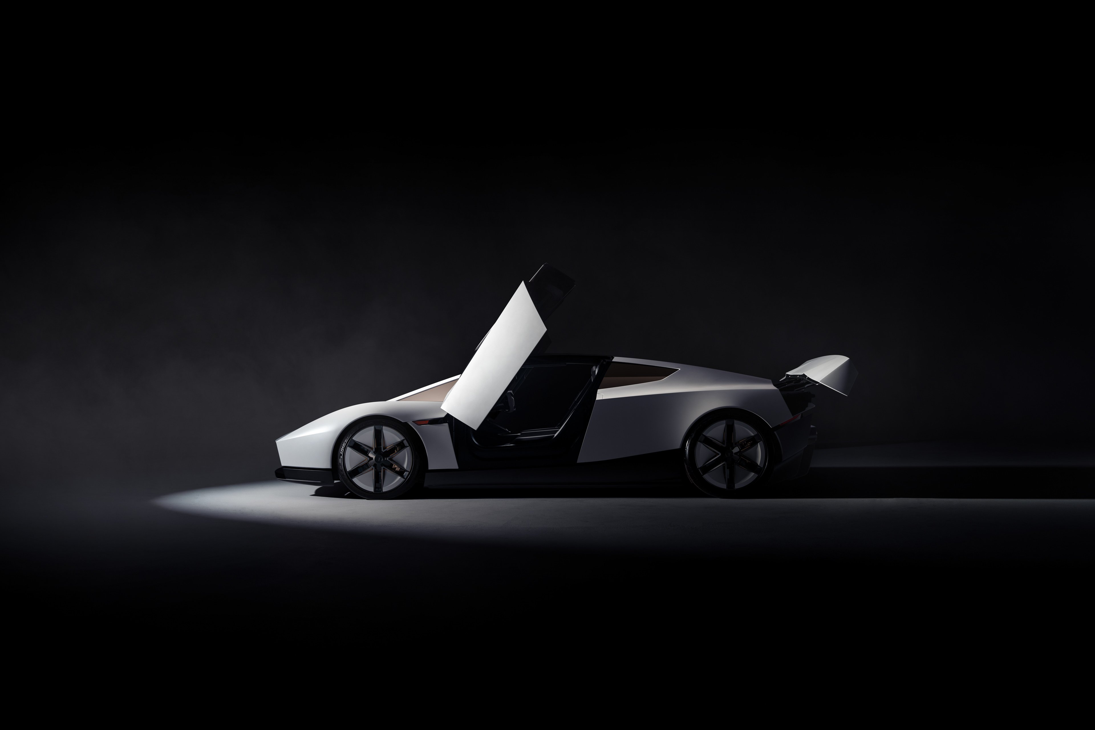 Tesla 第二代 Roadster 終於正式亮相!真的能「飛」之外,還靠風扇吸地、挑戰 2G 過彎!