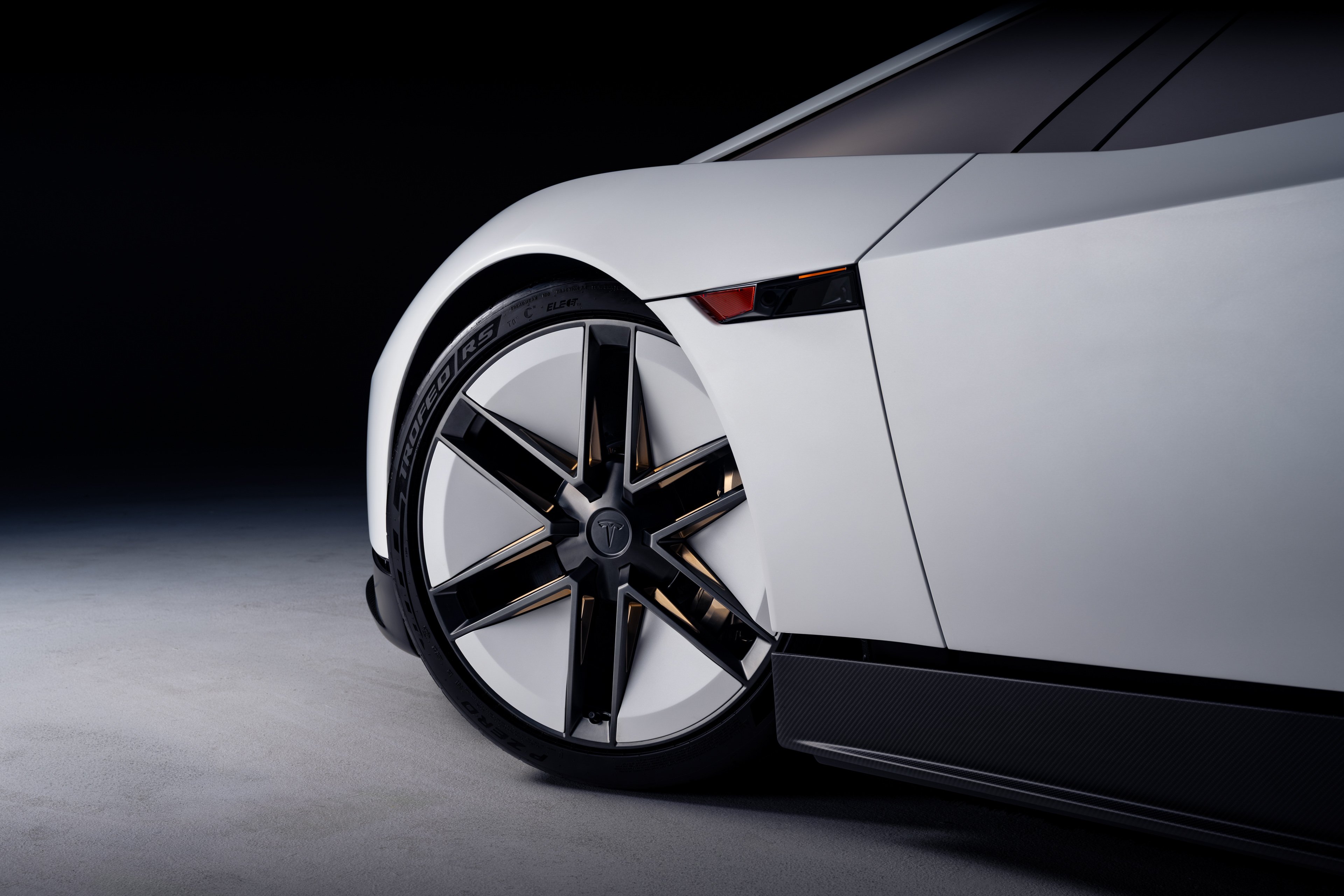 Tesla 第二代 Roadster 終於正式亮相!真的能「飛」之外,還靠風扇吸地、挑戰 2G 過彎!