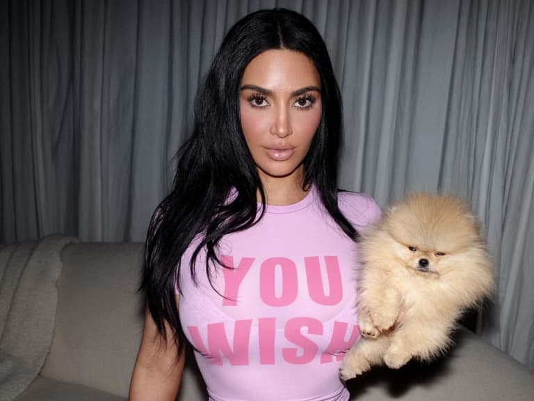 金卡戴珊 Kim Kardashian 和泰勒絲 Taylor Swift 較勁再升溫？傳想在應援造型上勝過對方！