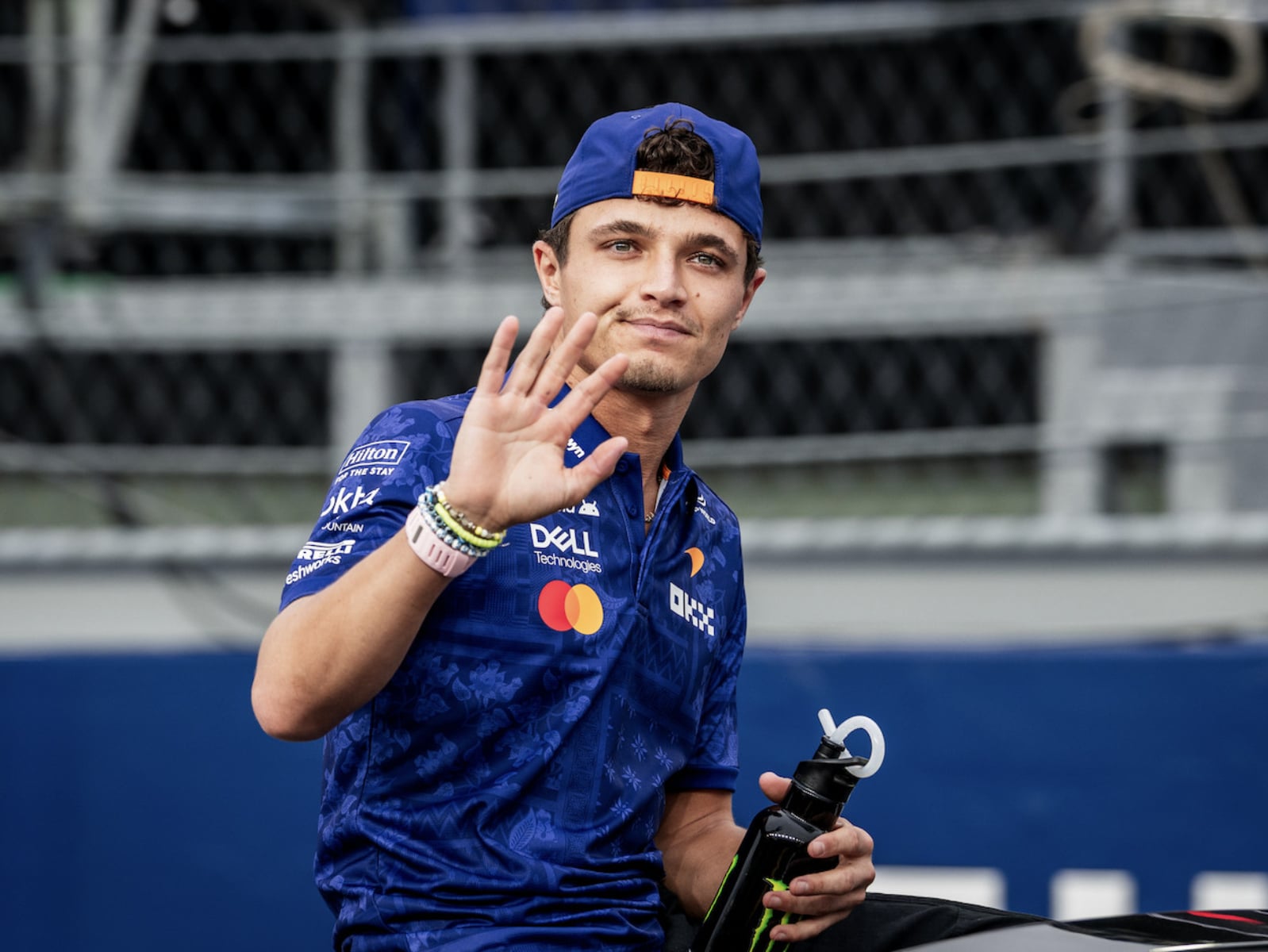F1／蘭多諾里斯 Lando Norris 新加坡衝刺賽撞上隊友免罰！賽後認錯：「我欠麥拉倫所有人一個道歉！」