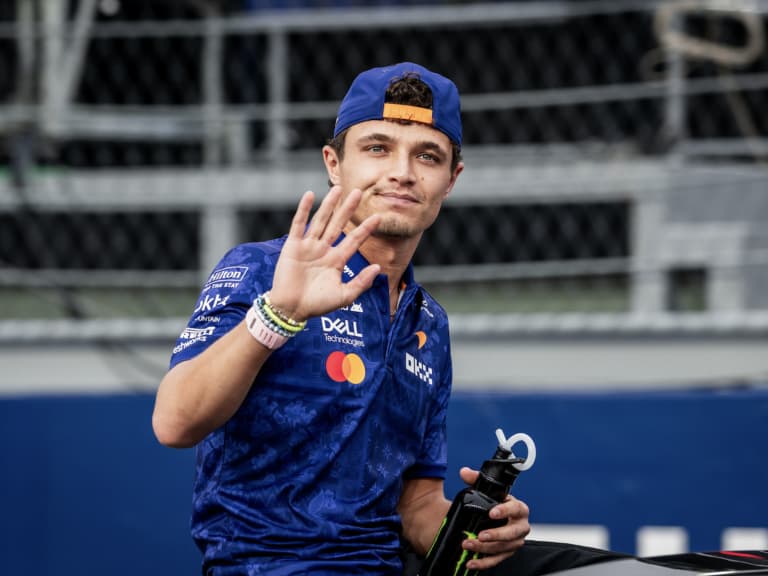 F1／蘭多諾里斯 Lando Norris 新加坡衝刺賽撞上隊友免罰！賽後認錯：「我欠麥拉倫所有人一個道歉！」