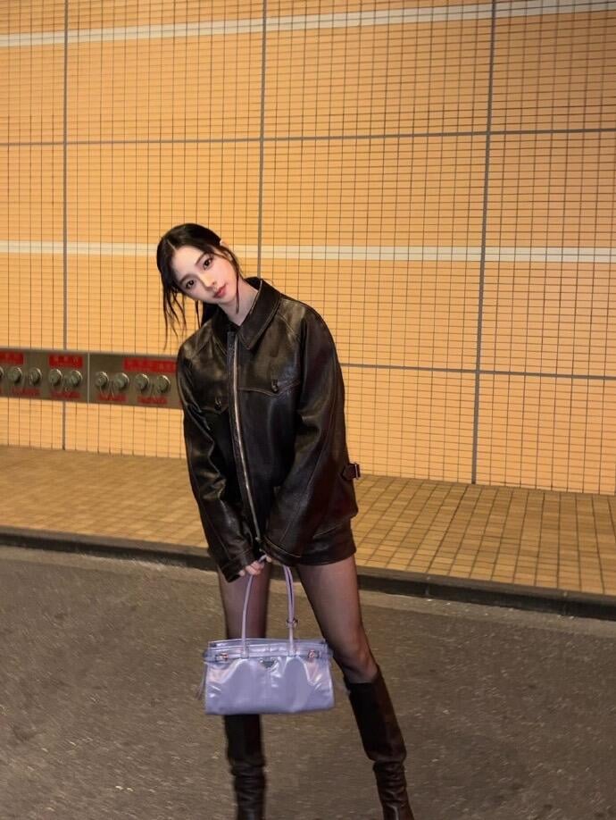 透膚黑絲襪穿搭 5 大技巧推薦!學 Karina、Jennie 打造高級時髦好比例!