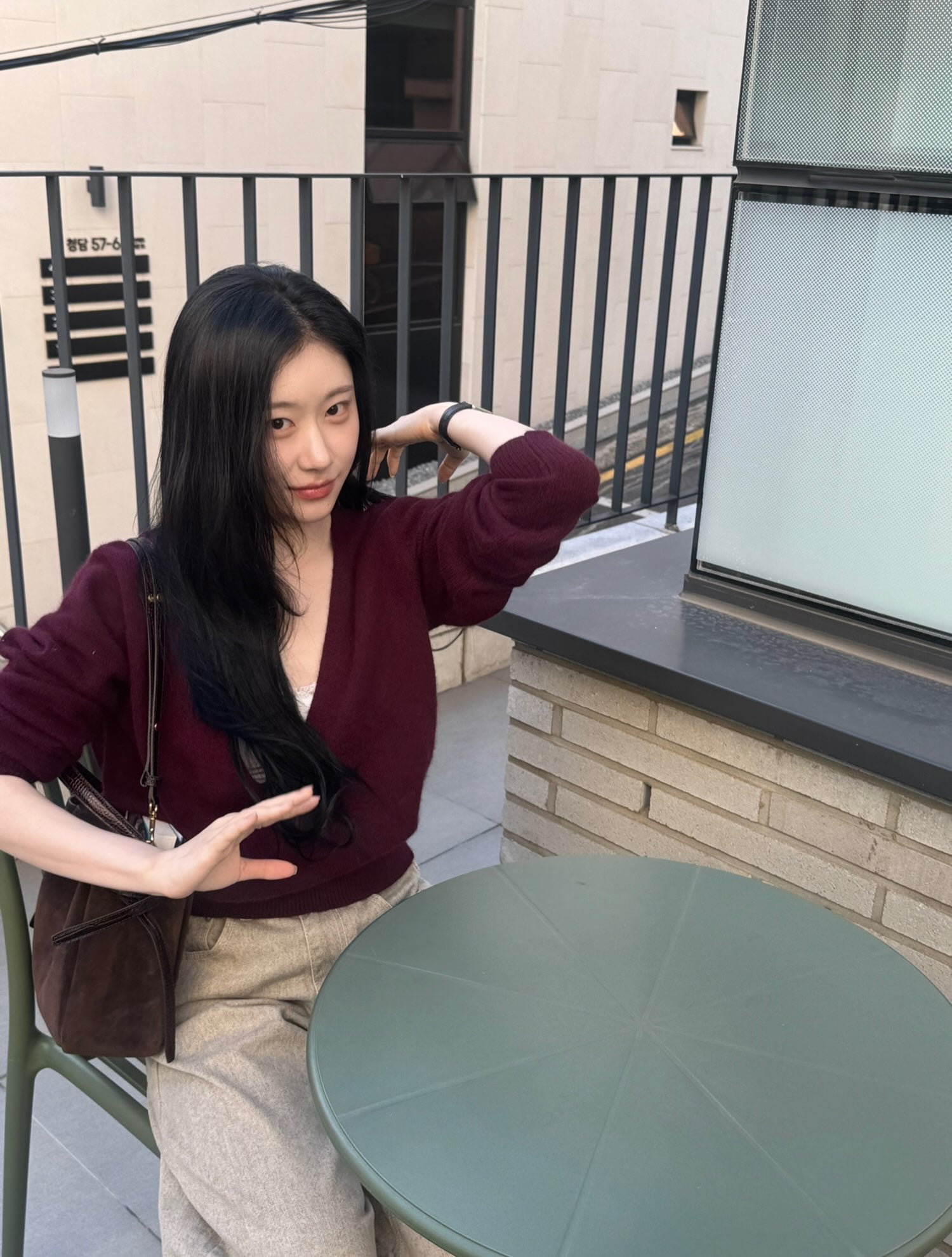 ITZY 彩領穿深V領針織秀日常!韓國 IU 同款熱潮讓9月交易額暴增621%!