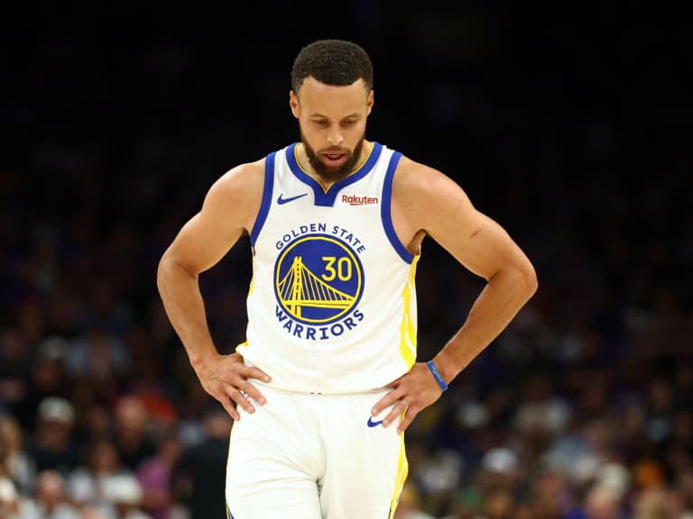NBA／柯瑞 Stephen Curry 傳訓練扭傷右腳踝！一拐一拐離場，總教練 Steve Kerr 表示：「他沒事！」