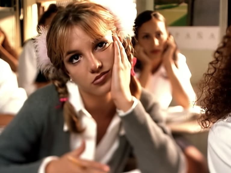 小甜甜布蘭妮 Britney Spears 開嗆年輕歌手模仿學生妹造型！回應復古風潮：「至少我的是真的！」