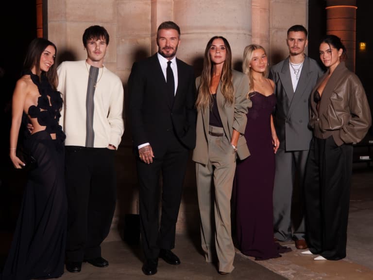 維多利亞貝克漢 Victoria Beckham 巴黎時裝週發表會缺席兒子媳婦缺席！傳妮寇拉佩茲刻意撞日程！