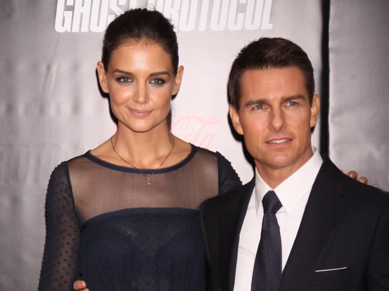 凱蒂荷姆斯 Katie Holmes與湯姆克魯斯 Tom Cruise 婚後狀態被曝！珍妮麥卡錫形容像：「被車燈照到的鹿！」